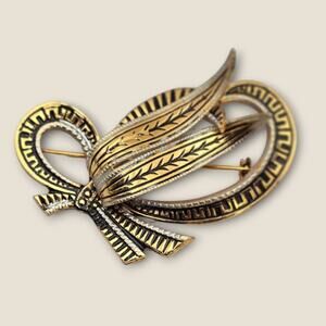 Vintage Gold Tone Ribbon & Leaf  Etched Brooch